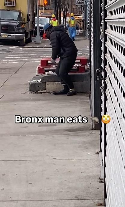 男子咬完老鼠後起身,片段終結。(互聯網)