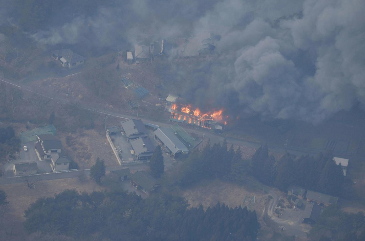 大船渡市房屋火勢猛烈。(路透社)