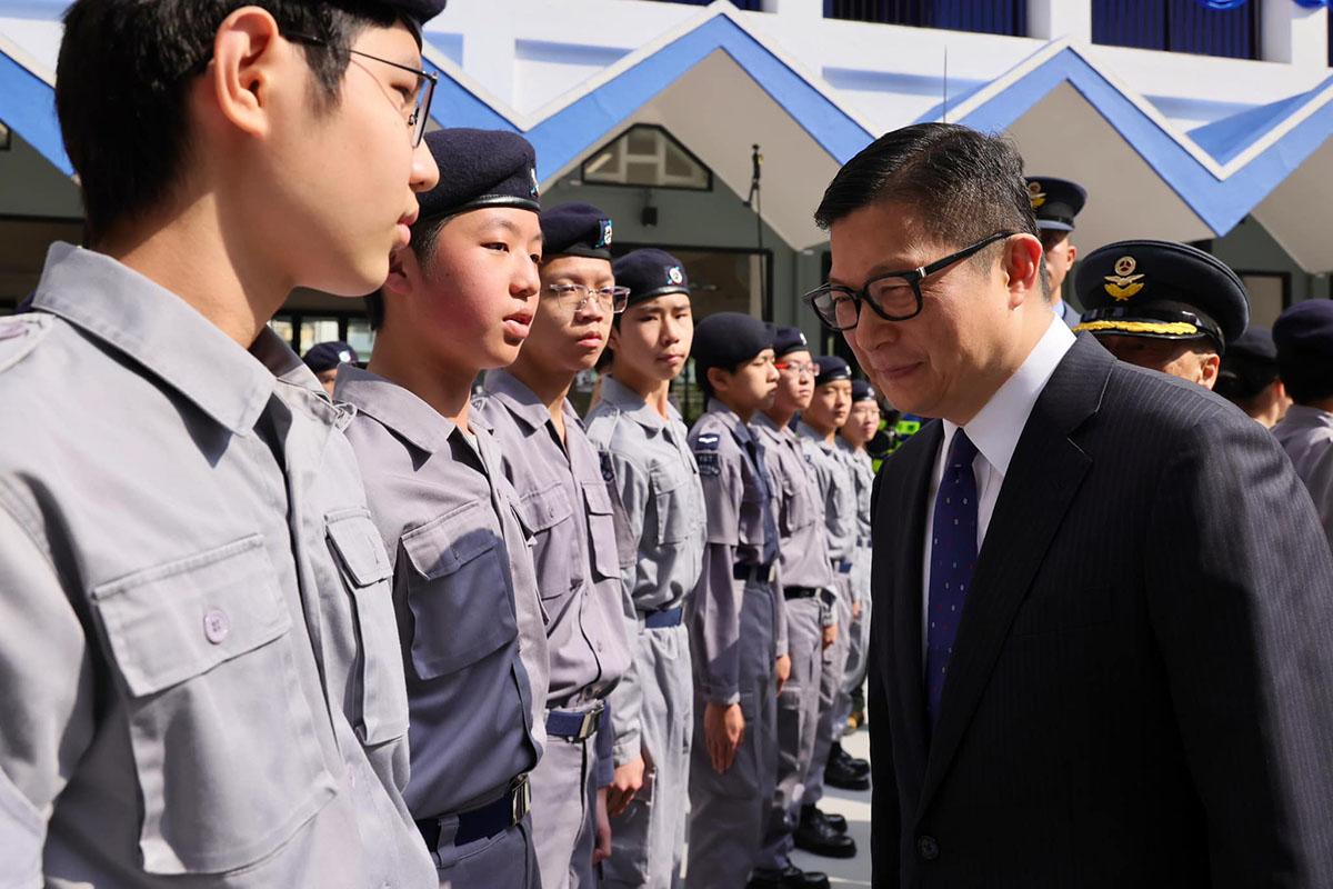 鄧炳強(右)檢閱航青團團員進行的升旗儀式及中式步操示範。(鄧炳強FB)