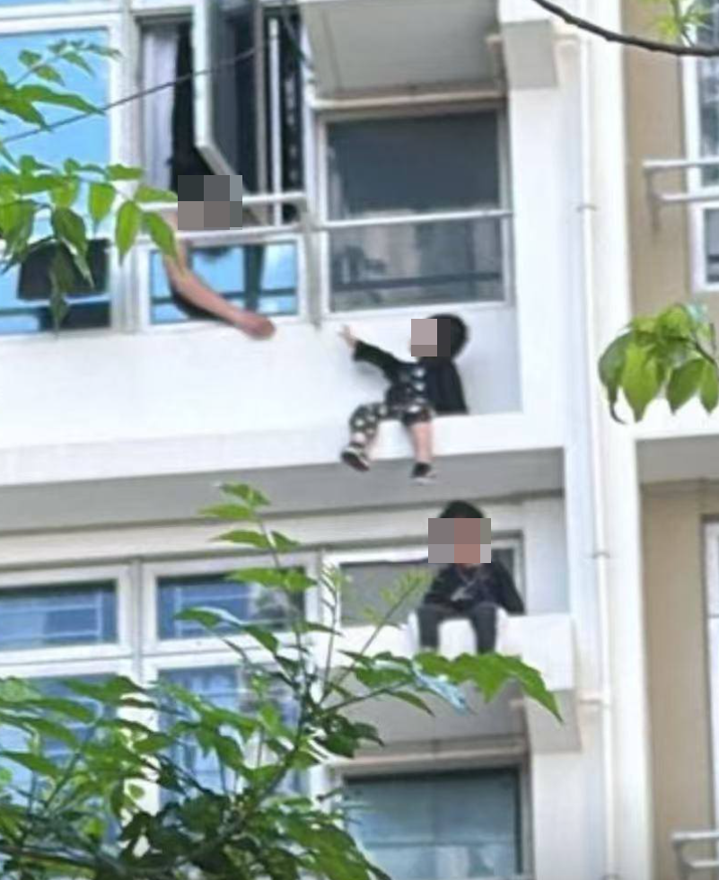 粉嶺皇后山邨皇樂樓一低層單位,兩名年幼男童爬出窗外,分別危坐大廈外牆及冷氣機窗台,消防及警方趕至破門營救。(皇后山乜都友 fb)