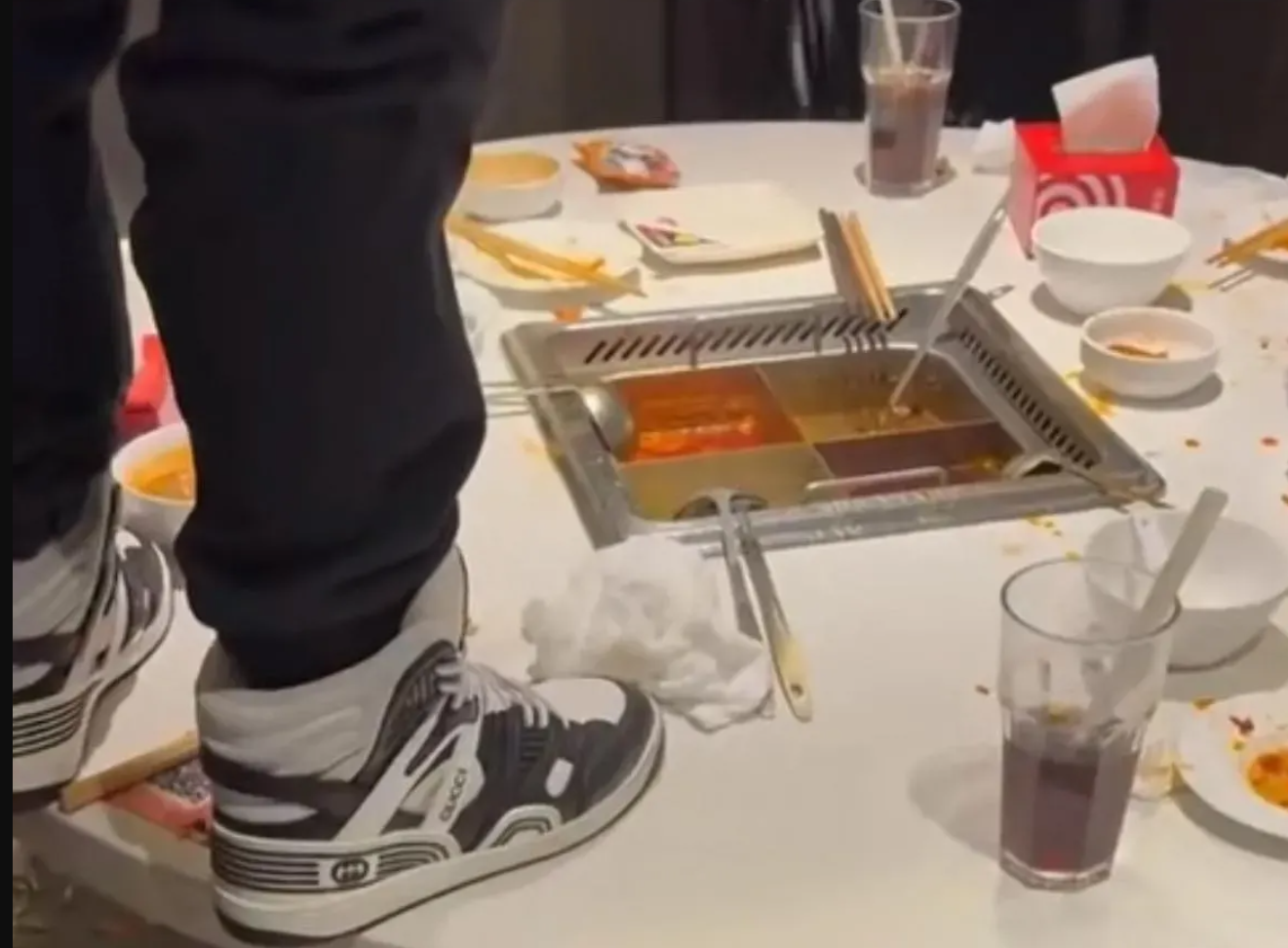 海底撈上海外灘店於上月24日,有兩名男子在包間用餐後於火鍋鍋底中小便,引發熱議。 (影片截圖)