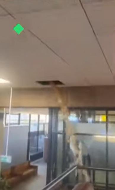 糞水持續瀉落下層。(互聯網)