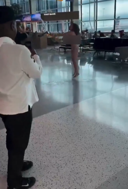 女子帕爾瑪(Samantha Palma)自稱「維納斯女神」、「迪士尼公主」,在達拉斯機場一處登機口附近,突然脫光衣服,四處裸奔,根據網路流傳畫面顯示,她到處亂跑亂跳,一會兒跳起來拍打航班電子螢幕、一會兒又拿起礦泉水向空中潑水。