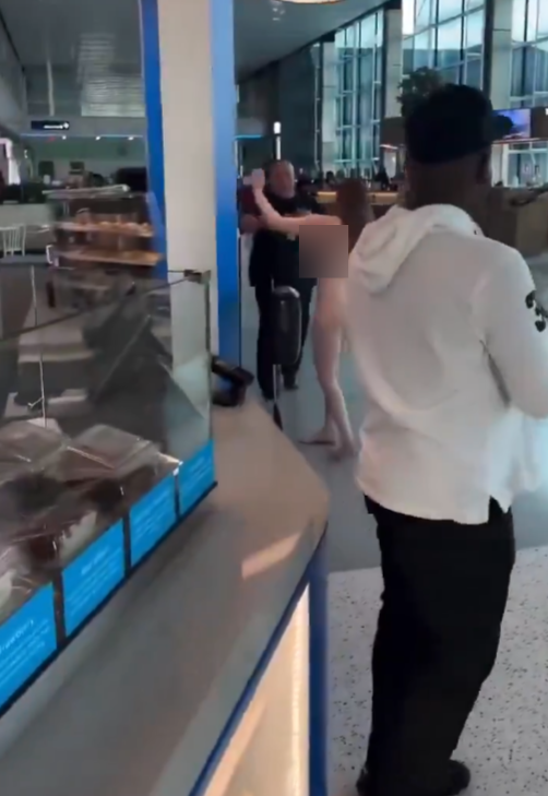 女子帕爾瑪(Samantha Palma)自稱「維納斯女神」、「迪士尼公主」,在達拉斯機場一處登機口附近,突然脫光衣服,四處裸奔,根據網路流傳畫面顯示,她到處亂跑亂跳,一會兒跳起來拍打航班電子螢幕、一會兒又拿起礦泉水向空中潑水。