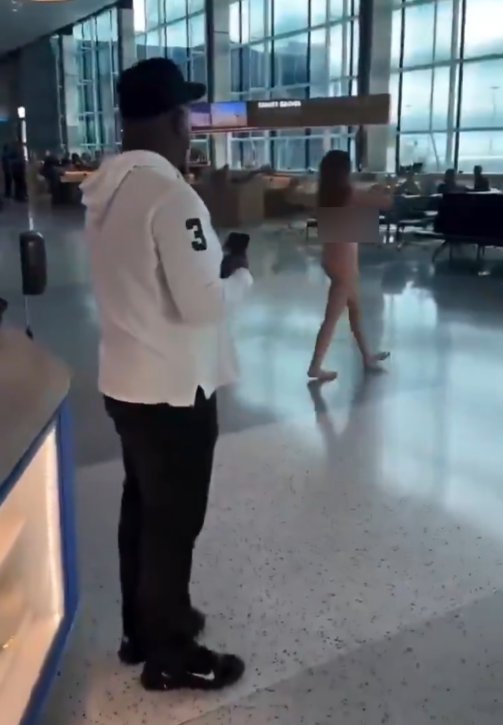 女子帕爾瑪(Samantha Palma)自稱「維納斯女神」、「迪士尼公主」,在達拉斯機場一處登機口附近,突然脫光衣服,四處裸奔,根據網路流傳畫面顯示,她到處亂跑亂跳,一會兒跳起來拍打航班電子螢幕、一會兒又拿起礦泉水向空中潑水。