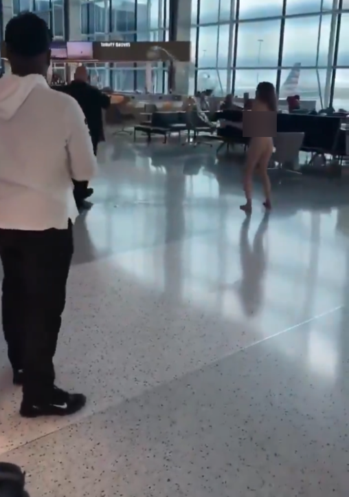 不僅如此,她還不時扭動臀部,並瘋狂地蹦蹦跳跳