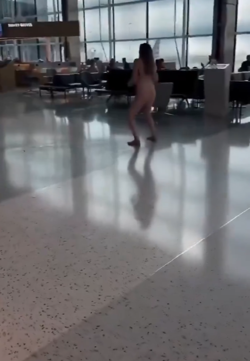 不僅如此,她還不時扭動臀部,並瘋狂地蹦蹦跳跳