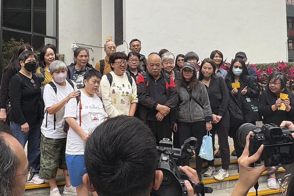 陳虹秀近中午已到達法庭門外,大批親友與她合照。(美聯社)