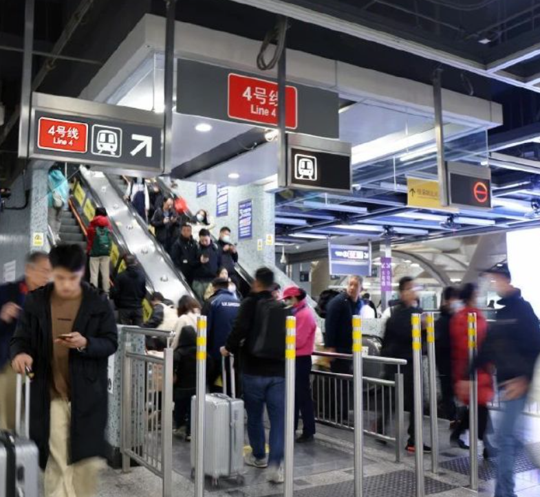 港鐵深圳公司發聲明,指有人冒充地鐵工作人員,打電話指市民犯法,要對方聯絡指定「警察」,企圖行騙,提醒公眾接到可疑電話時,要提高警覺。(微博圖片)