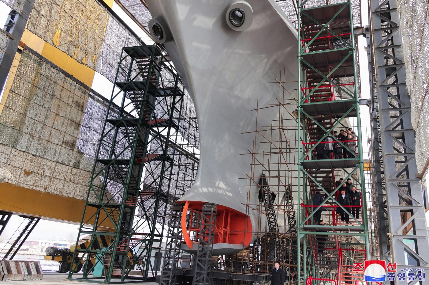 朝中社周六(8日)報道,金正恩視察建造潛艇的大型造船廠,並公布一艘稱為「核動力戰略導向導彈潛艇」的照片。(路透社)