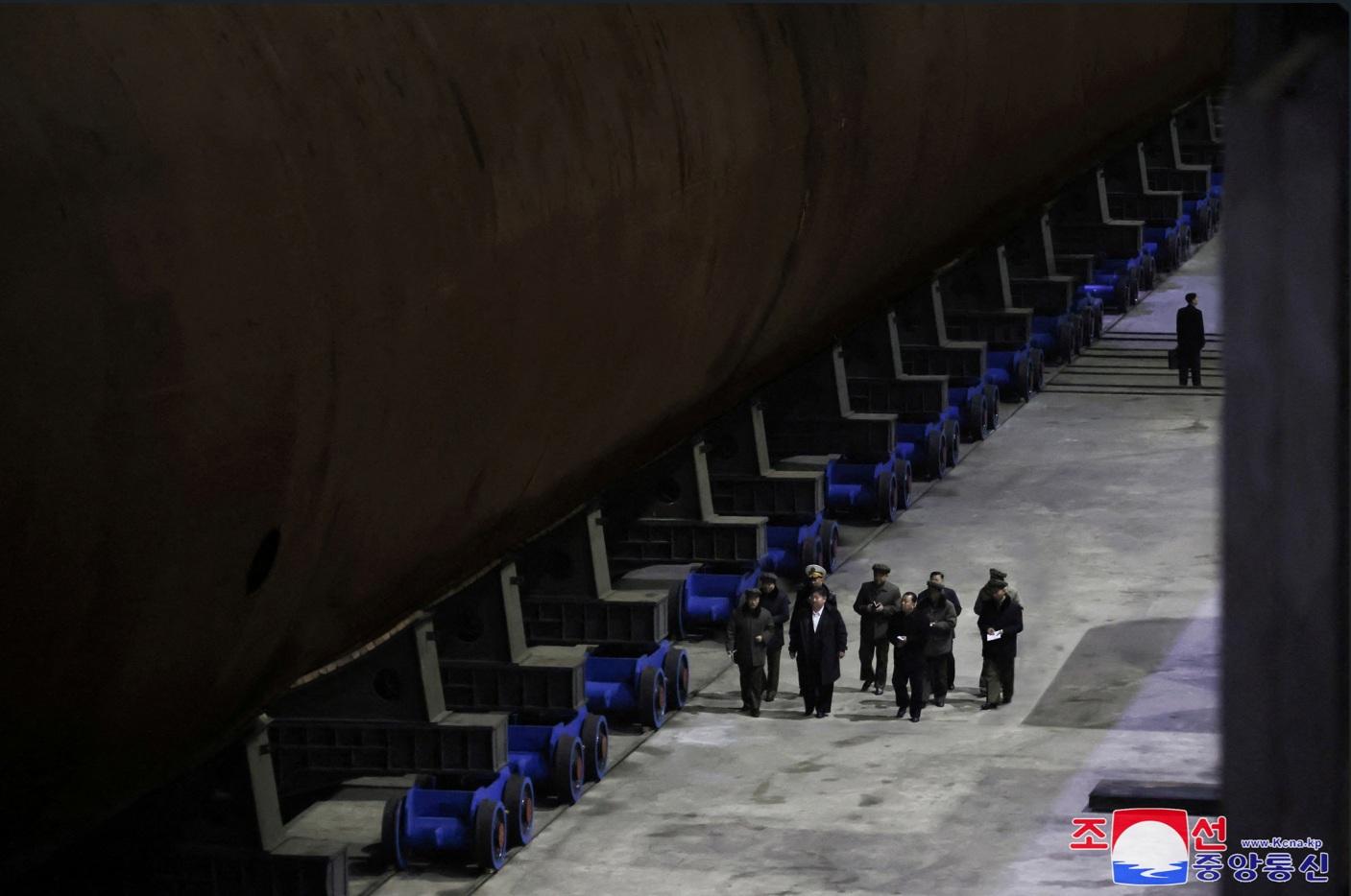 朝中社周六(8日)報道,金正恩視察建造潛艇的大型造船廠。(路透社)