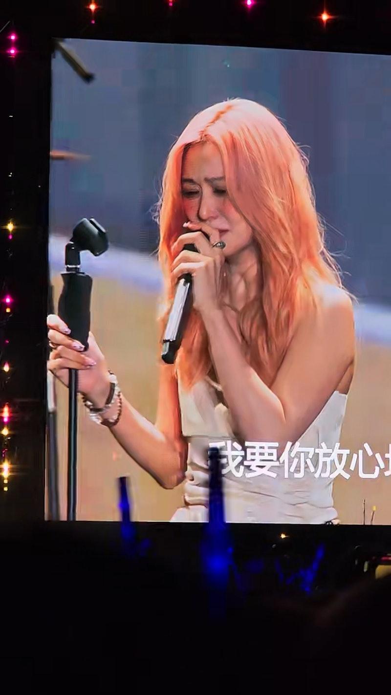 薛凱琪日前在南寧出席「潮流天后超級演唱會」時,因為情緒激動而多次停頓,需要用手抹眼淚。