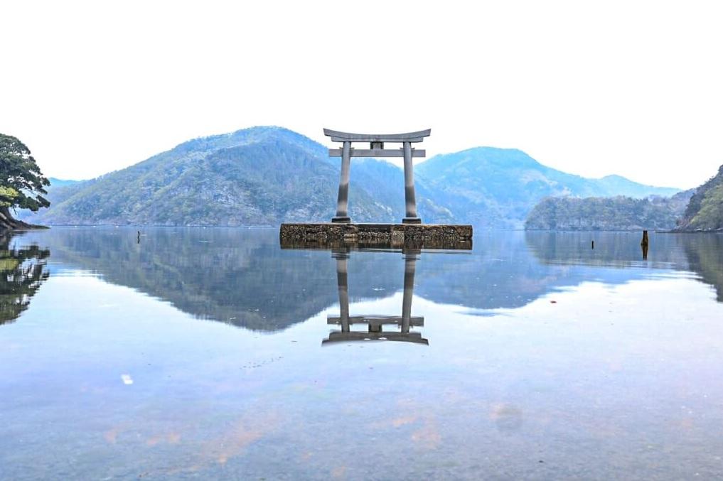 和多都美神社有聳立海中的鳥居,瀰漫著夢幻氛圍。(互聯網)