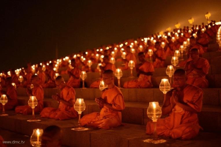泰國僧人參與萬佛節慶典。(互聯網)