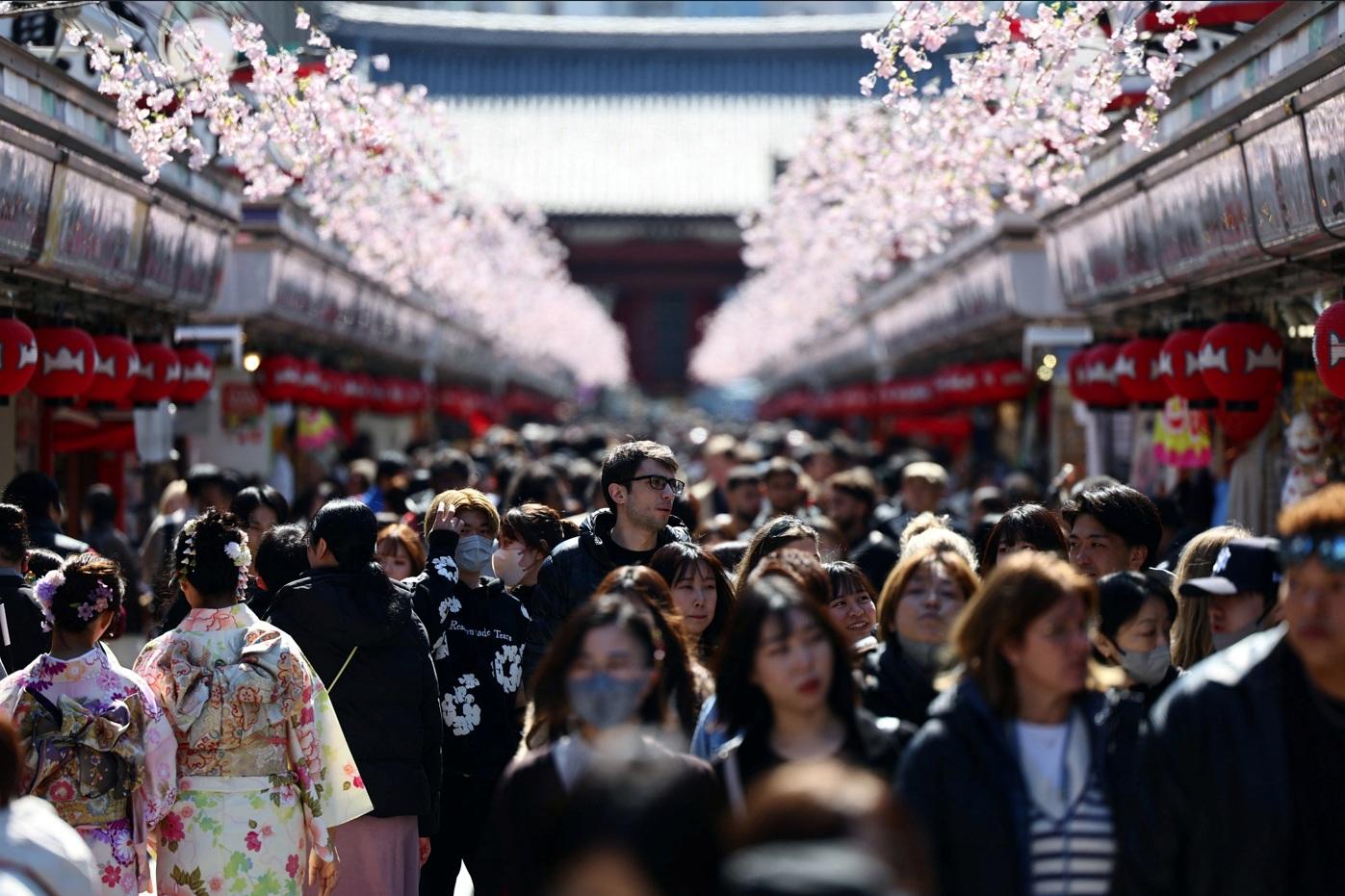 東京近日回暖,大批遊客到名勝淺草寺觀光。(路透社)