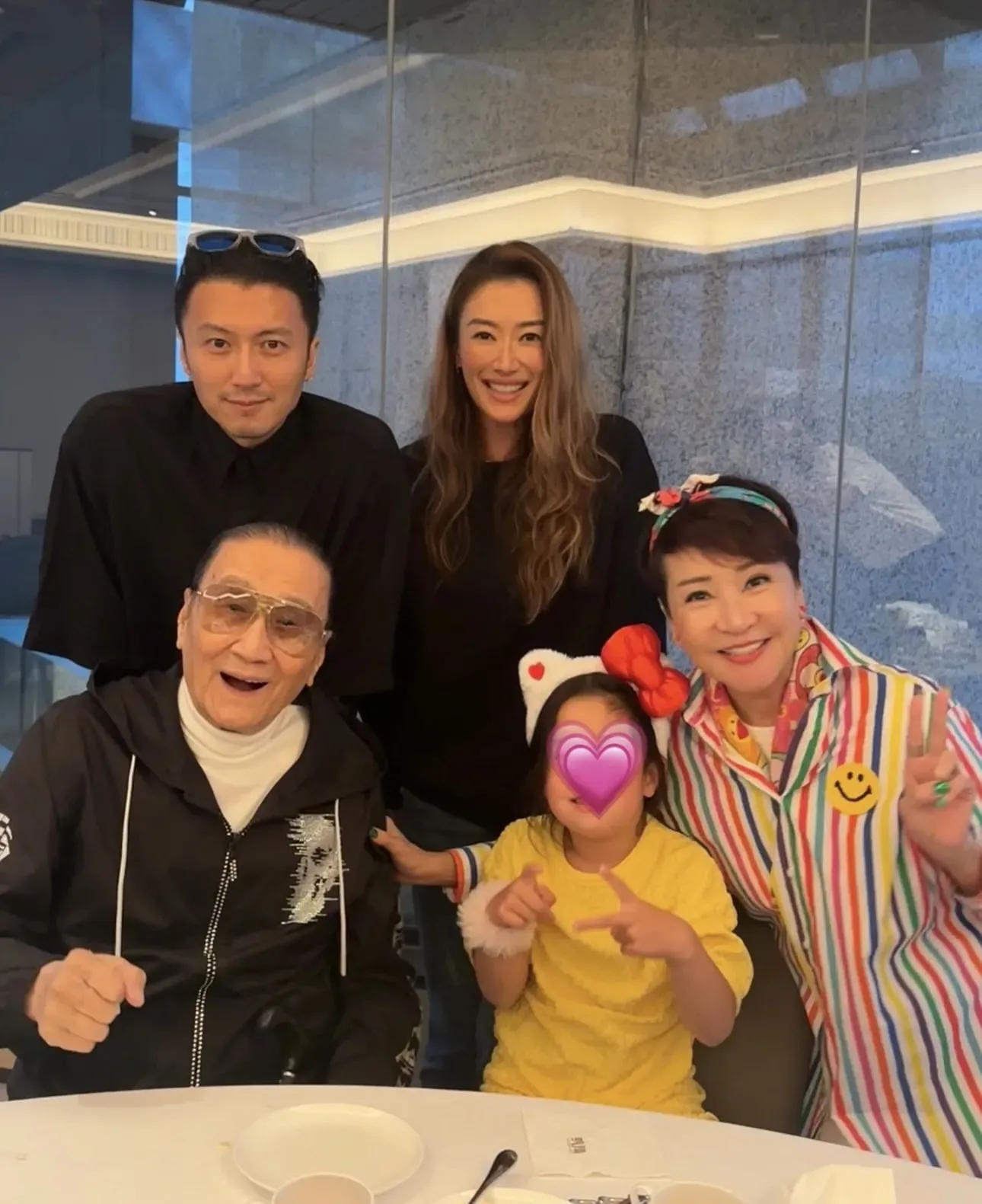 謝霆鋒胞妹謝婷婷早前在社交平台上載全家福,一家人為其6歲的女兒Sara慶生。(資料圖片)