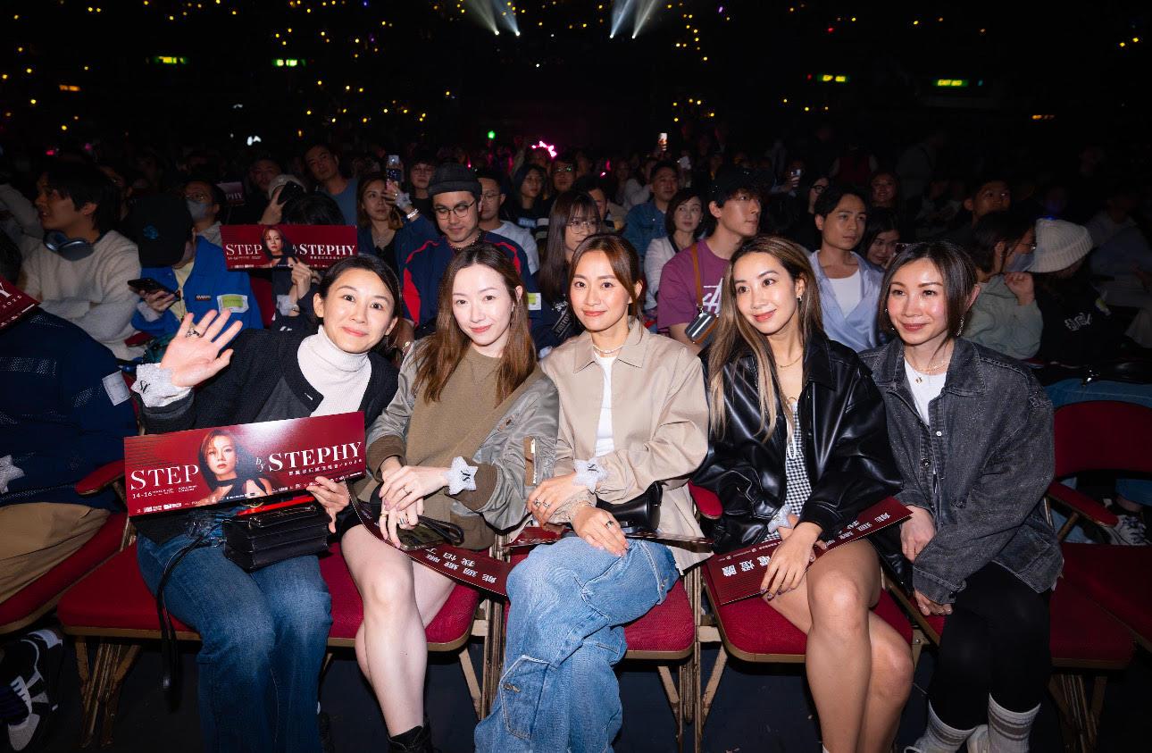 右起:Cookies成員區文詩(Angela)、吳雨霏(Kary)、楊愛謹(Miki)、何綺玲(Elaine)與陳素瑩(Gloria)。