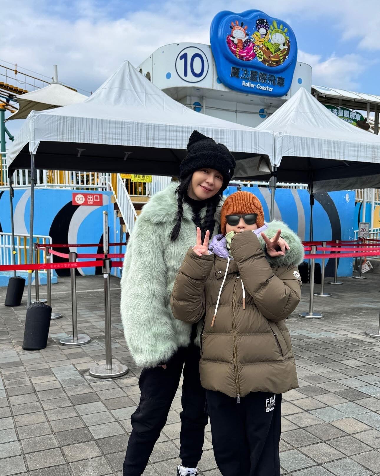 徐若瑄生日到了兒童樂園玩,還陪兒子坐了她最害怕的雲霄飛車。