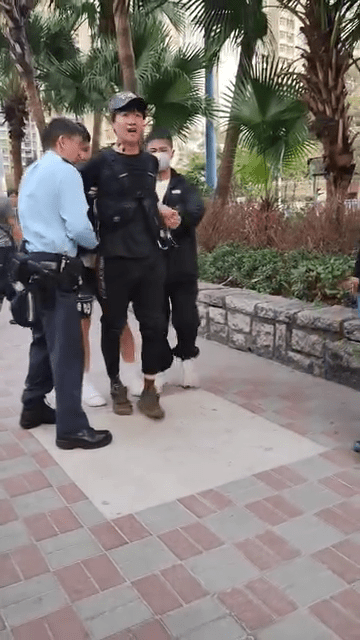 周永恆涉踩風火輪被捕,影片見到他遭警方鎖手銬。