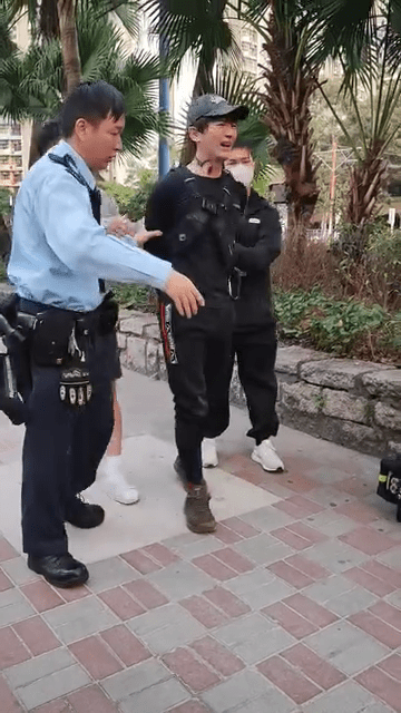 周永恆涉踩風火輪被捕,影片見到他遭警方鎖手銬。