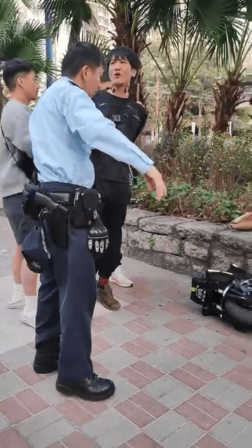 周永恆涉踩風火輪被捕,影片見到他遭警方鎖手銬。