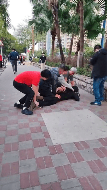 周永恆被多名便衣警員㩒落地。