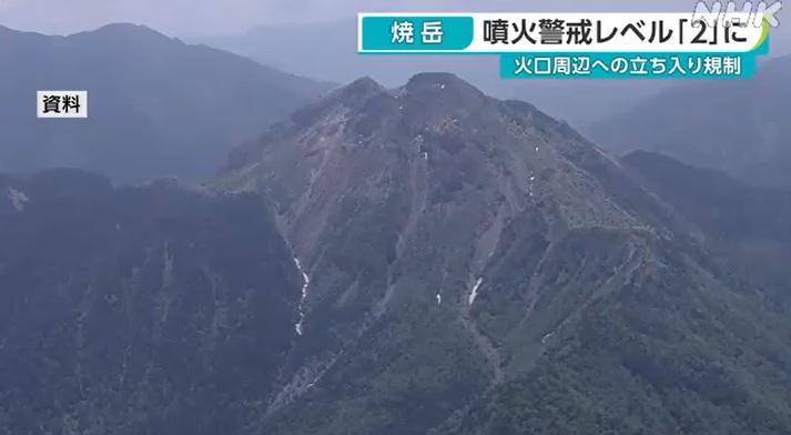燒岳位於長野縣與岐阜縣交界的飛驒山脈,是活躍的活火山。圖為山火早前的狀況。(互聯網)