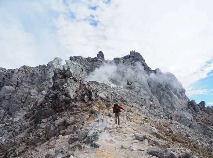 燒岳火山上冒煙。(互聯網)