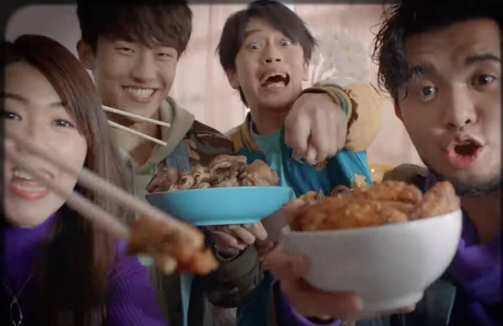 戶戶送請不同藝人拍攝。