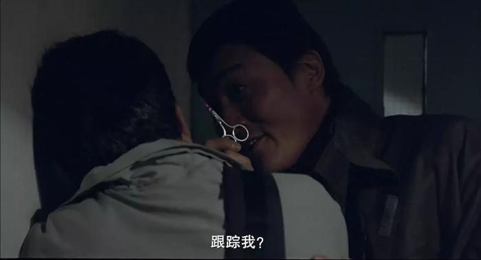 梁家輝在《跟蹤》的角色擅長以小刀割頸殺人,最後被鐵鉤刺死。