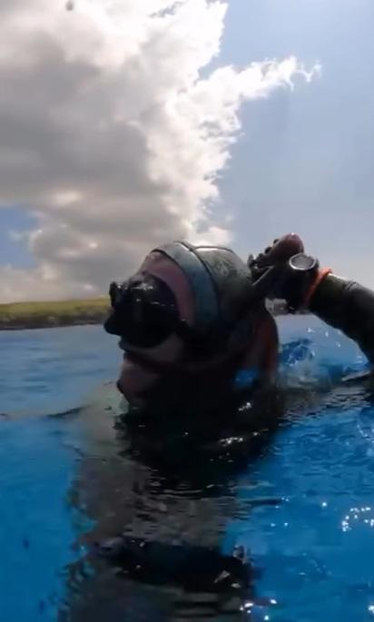 潛水客浮出水面,仍被八爪魚苦纏。(互聯網)