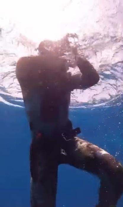 缺氧前游出水面。(互聯網)