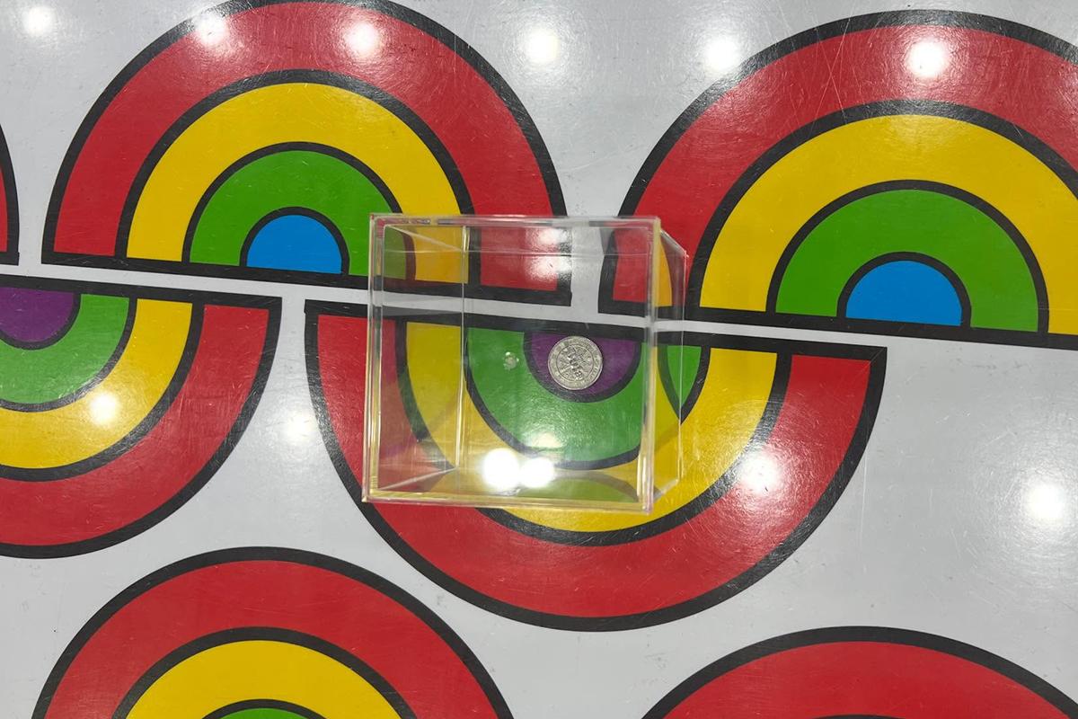 一名少女在室內遊樂場玩掟彩虹,落入紫色圈圈範圍的代幣最終被判斷為砸界。(Threads圖片)