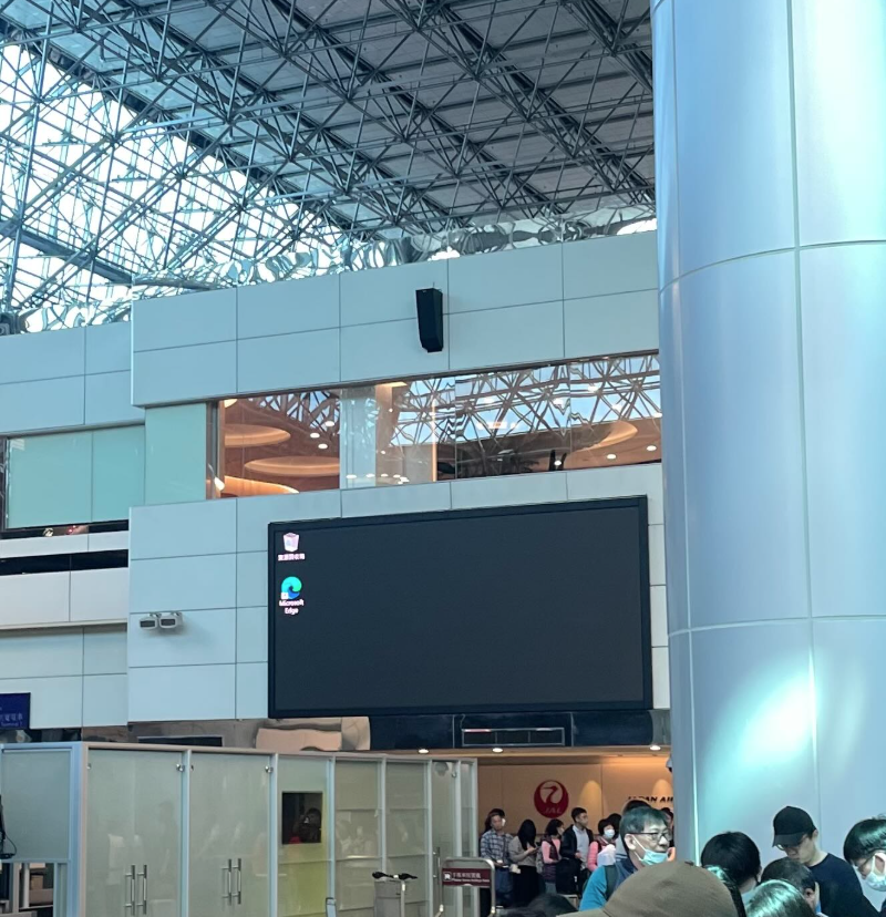 桃園機場第二航廈中央位置突然停電。(圖來自Threads網友yitephotography)