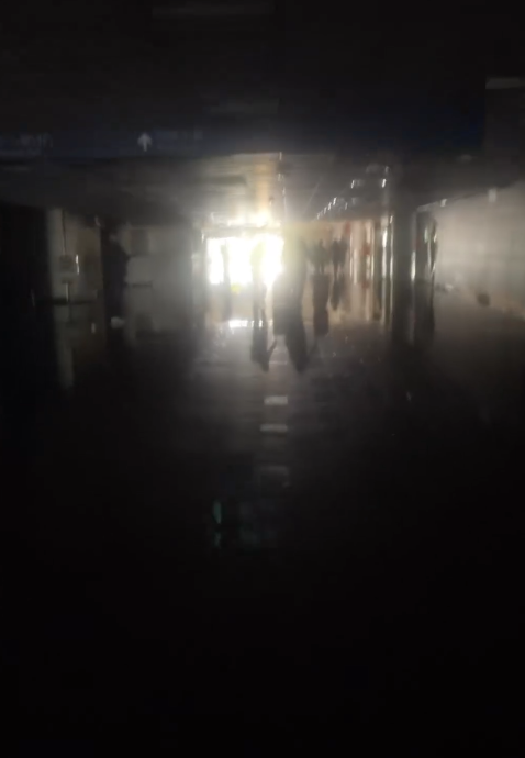 桃園機場第二航廈中央位置突然停電。(圖來自Threads網友zhengjared)