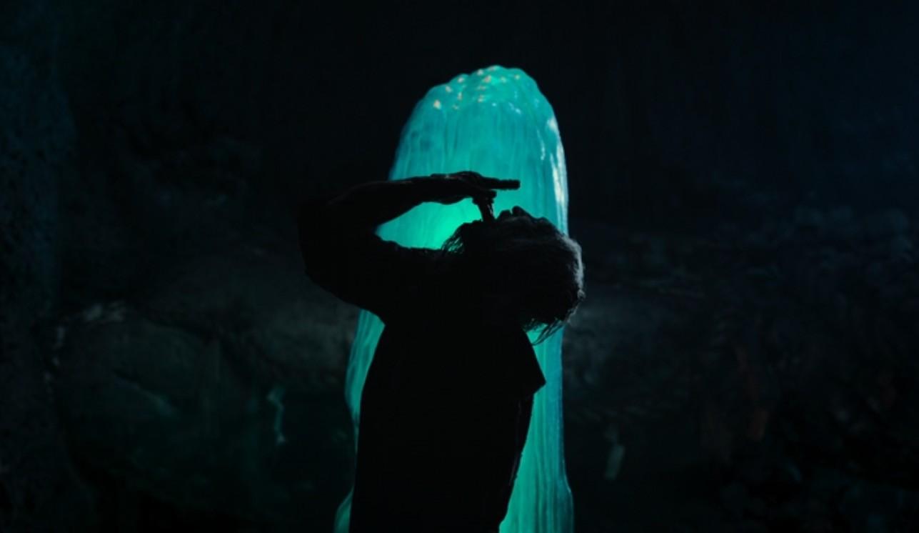 「那個人」先撕開及進食自己的腦蓋,更吃掉自己的手指。