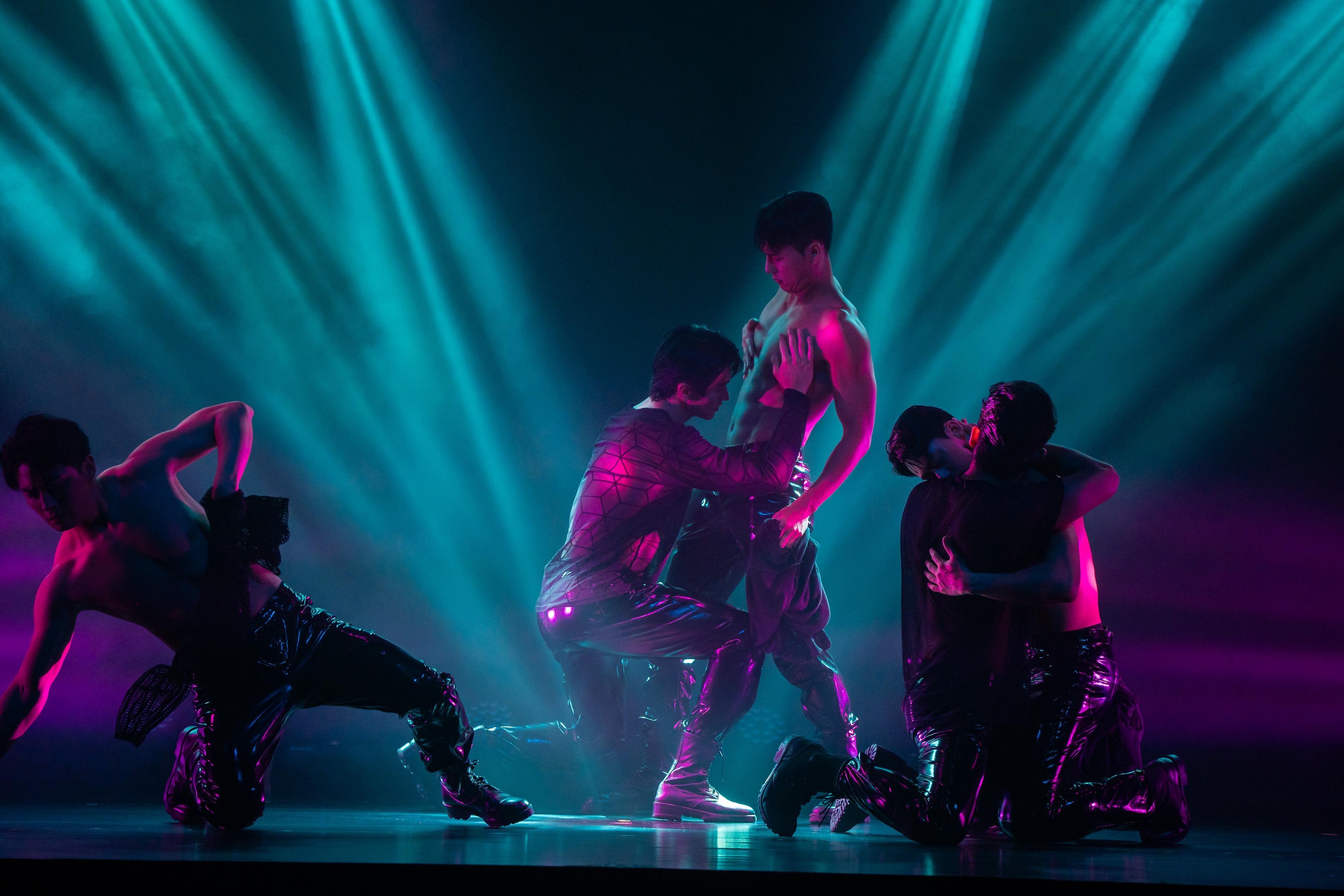 《WILD WILD SHOW》滿足觀眾對浪漫與激情的所有想像,讓大家看得熱血沸騰。。