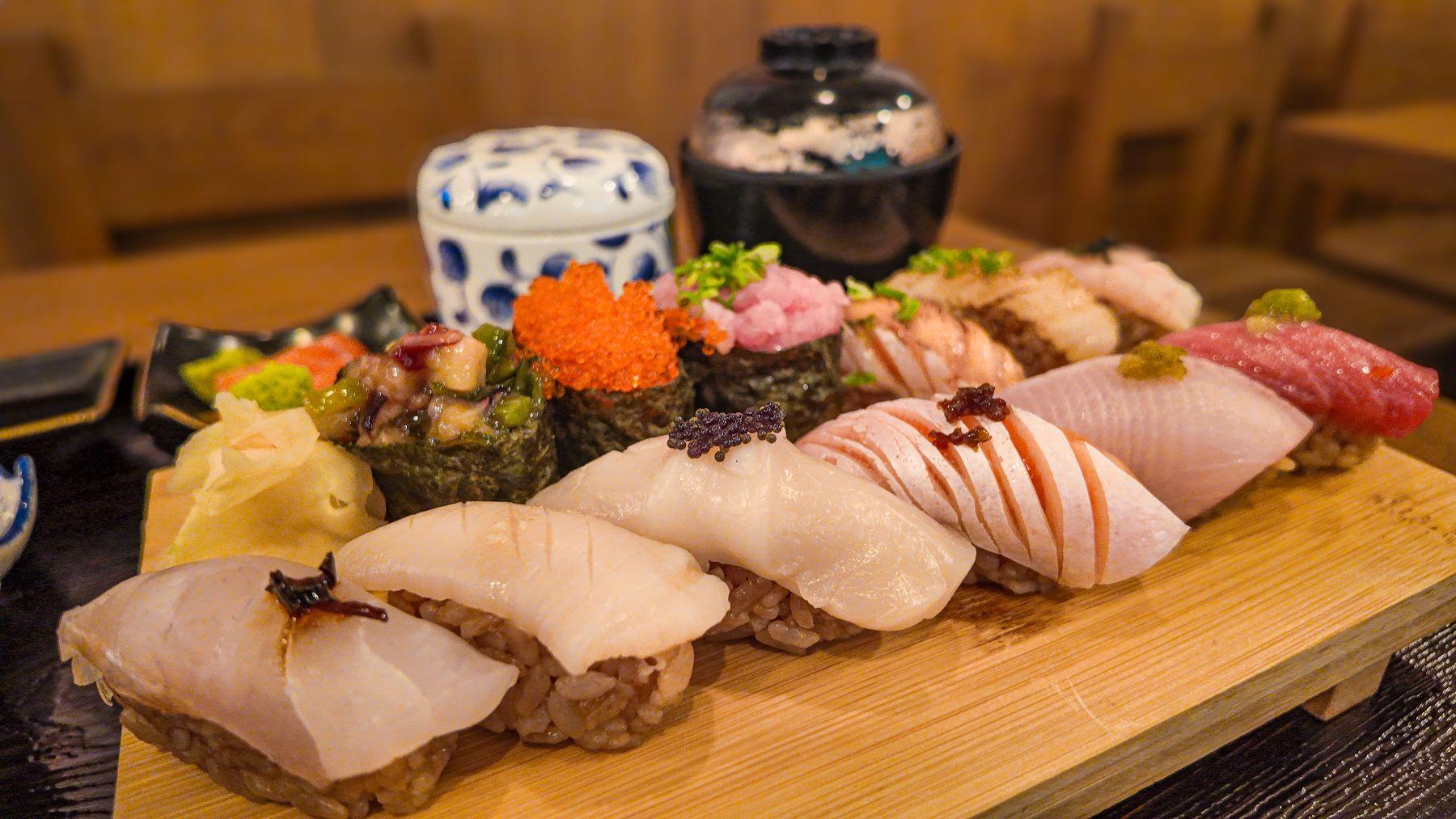 半放題可任食11款手握魚生赤醋壽司,有三文魚、油甘魚、八爪魚、火炙左口魚邊、香葱吞拿魚蓉、海膽魷魚、明太子沙律等。