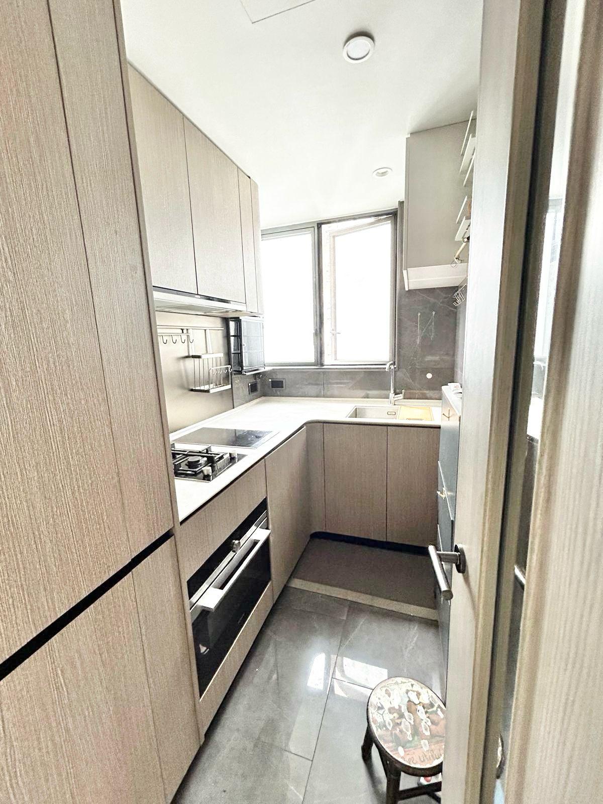 廚房亦為發展商裝修,配套齊全。(代理提供)