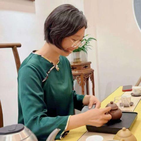 茶藝師陸圓圓,示範如何沖泡與樂曲相配的香茗。