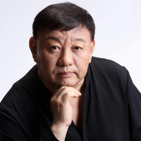 樂團中胡助理首席許然博士,現場導賞各首曲目。