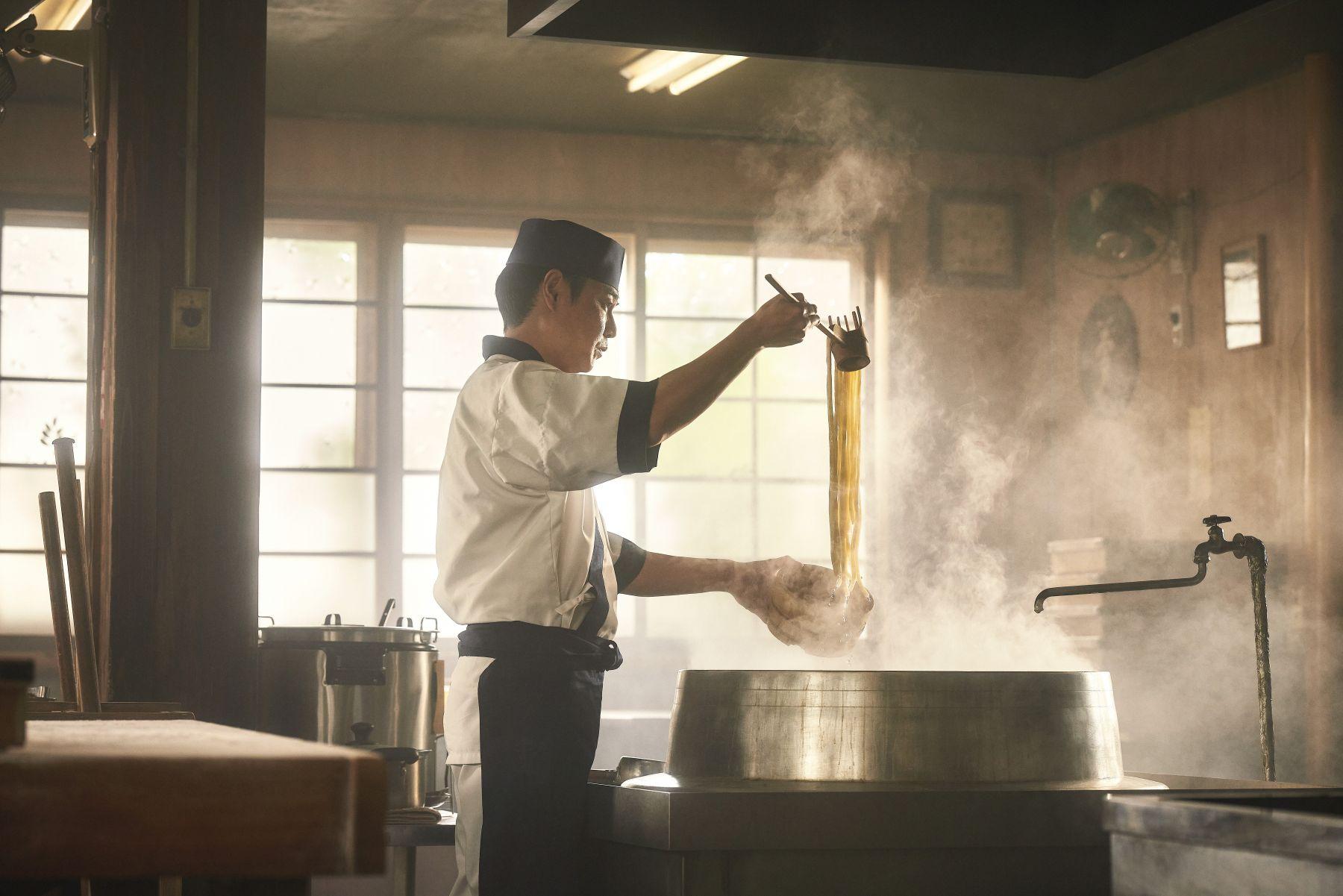 沙田新店附設開放式烏冬製麵所,讓客人觀賞揉麵、煮麵各個製作工序。