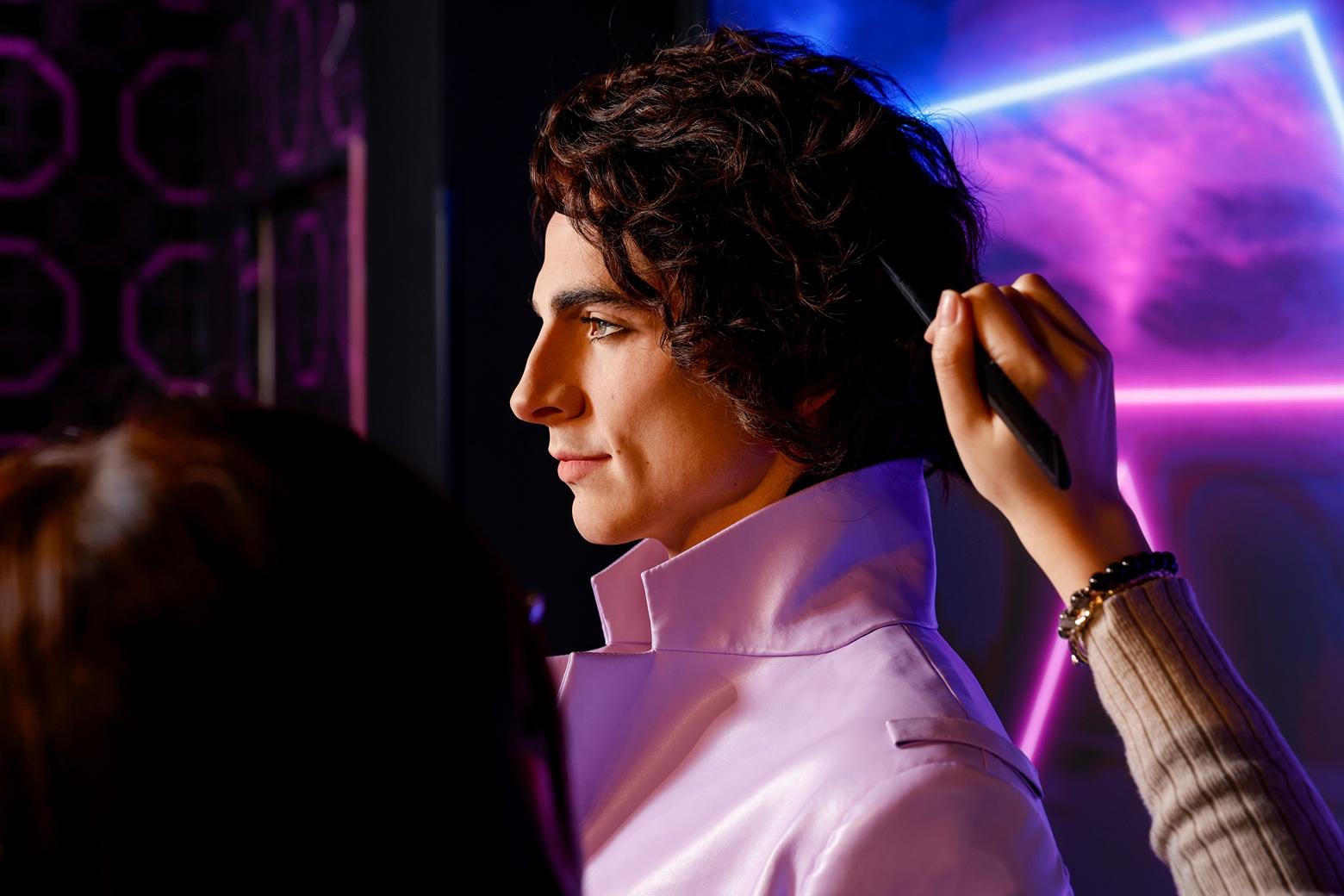 甜茶蠟像五官深邃,加上唯美捲髮造型設計栩栩如生,讓影迷仿佛置身於與真人相遇的夢幻氛圍。