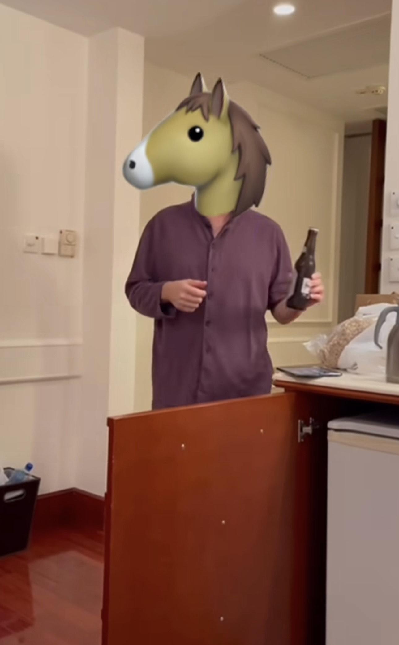 五索每次練習呼吸時,見到馬生的一身造型都透不過氣。