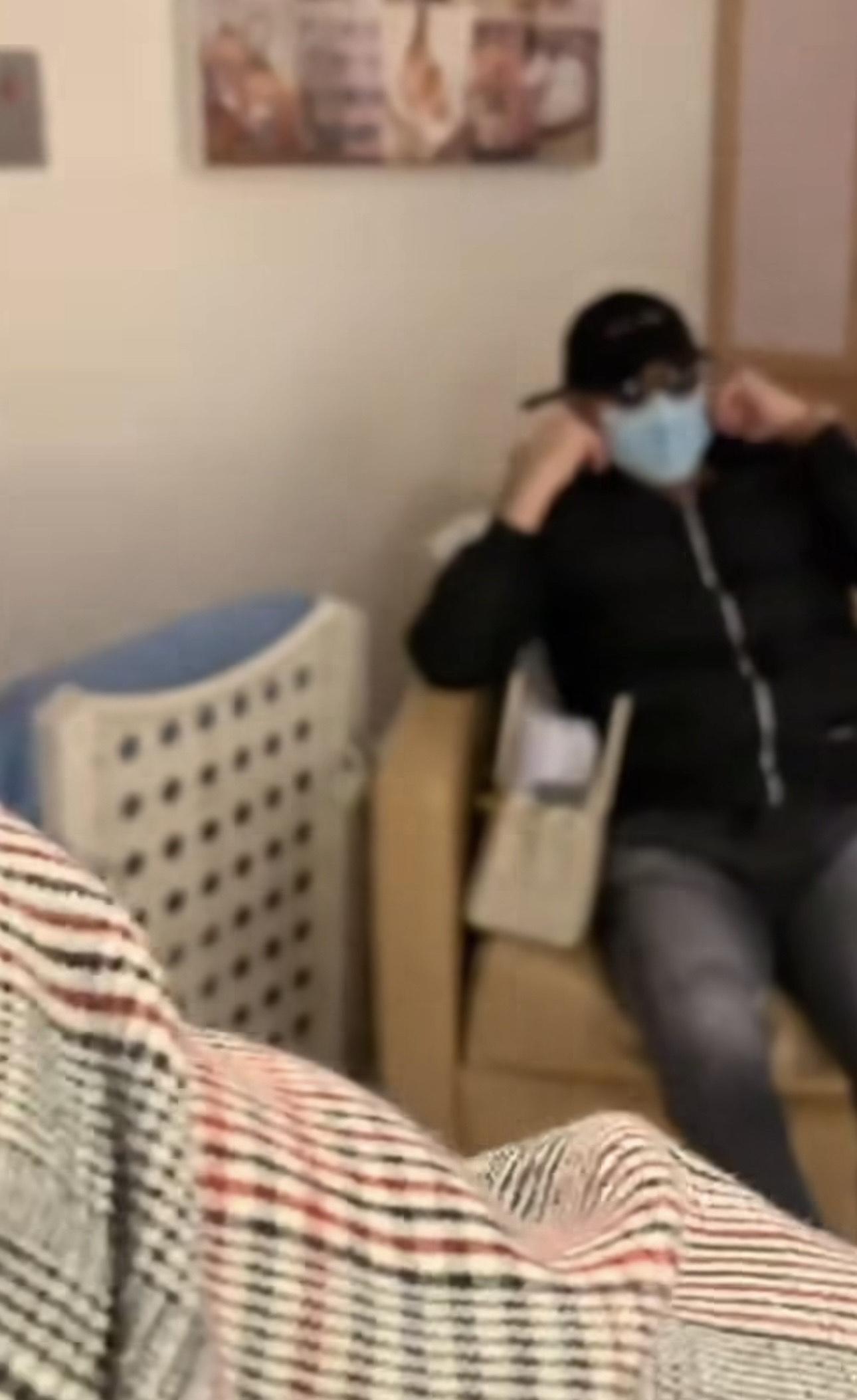 馬生買了雪糕、杯麵、啤酒以及薯片等去醫院給她。