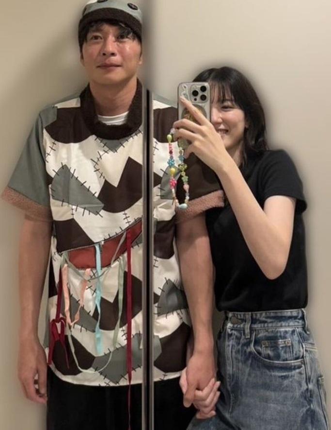 《周刊文春》流出兩人的拖手照,好甜蜜。