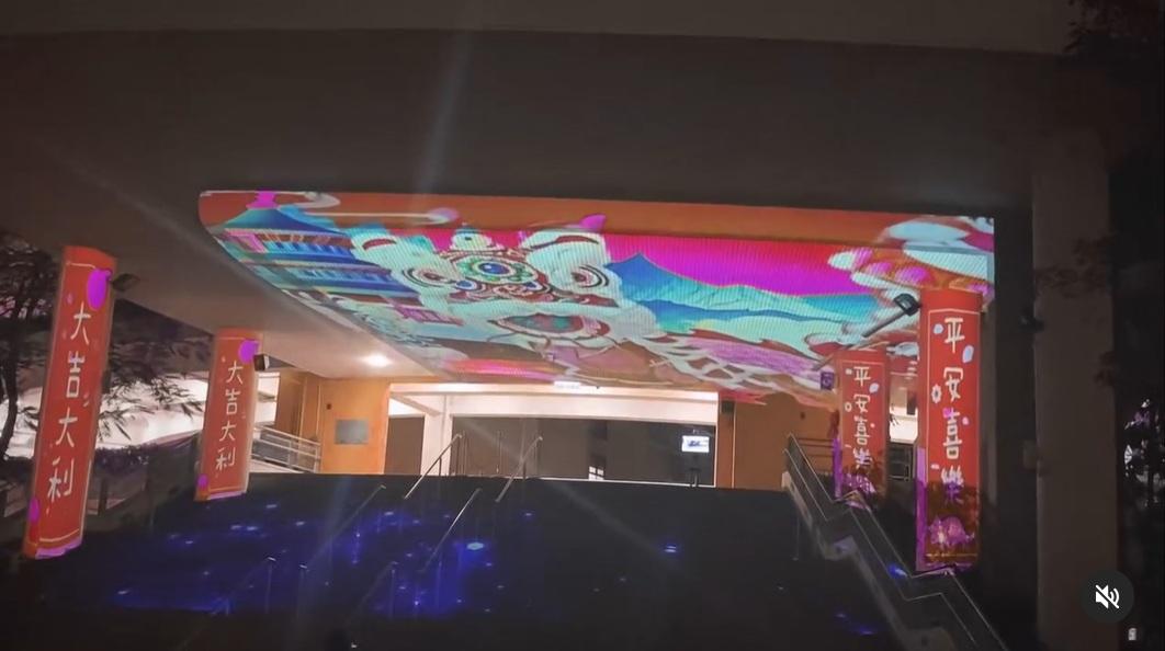 在學校外牆展出光雕作品。