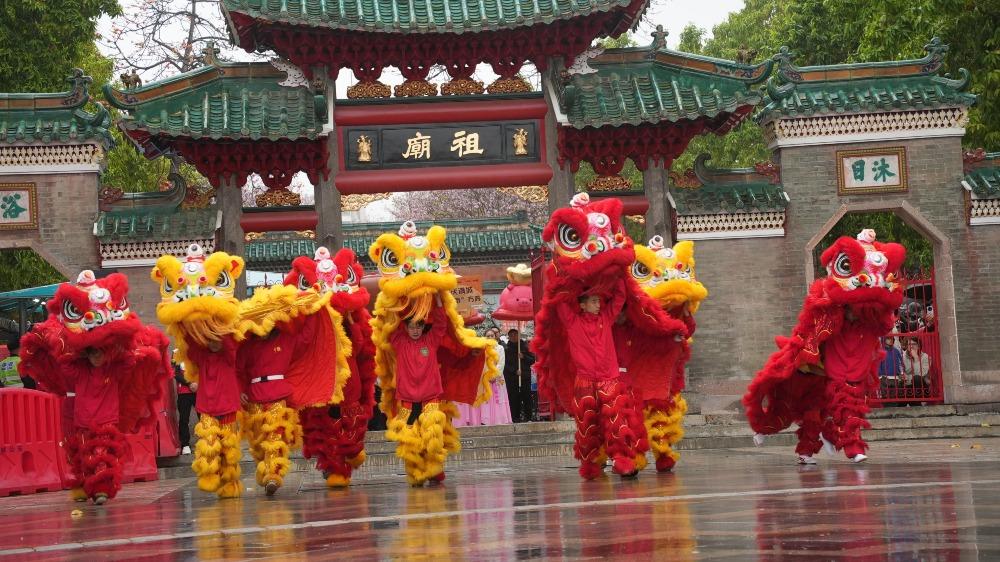 2025年3月,佛山祖廟廟會上的醒獅表演,展現嶺南非遺文化魅力。祖廟始建於宋代,歷經20多次重建和擴建。(圖片來源:視覺中國)