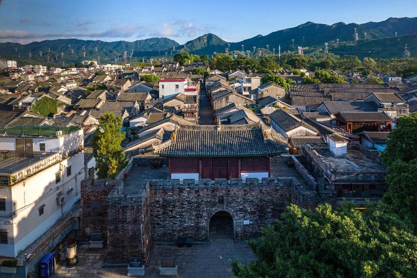 大鵬所城佔地面積約11萬平方米,規模宏偉,其為方形布局,現存3個古城門及約300米長的古城牆遺址。(圖片來源:視覺中國)