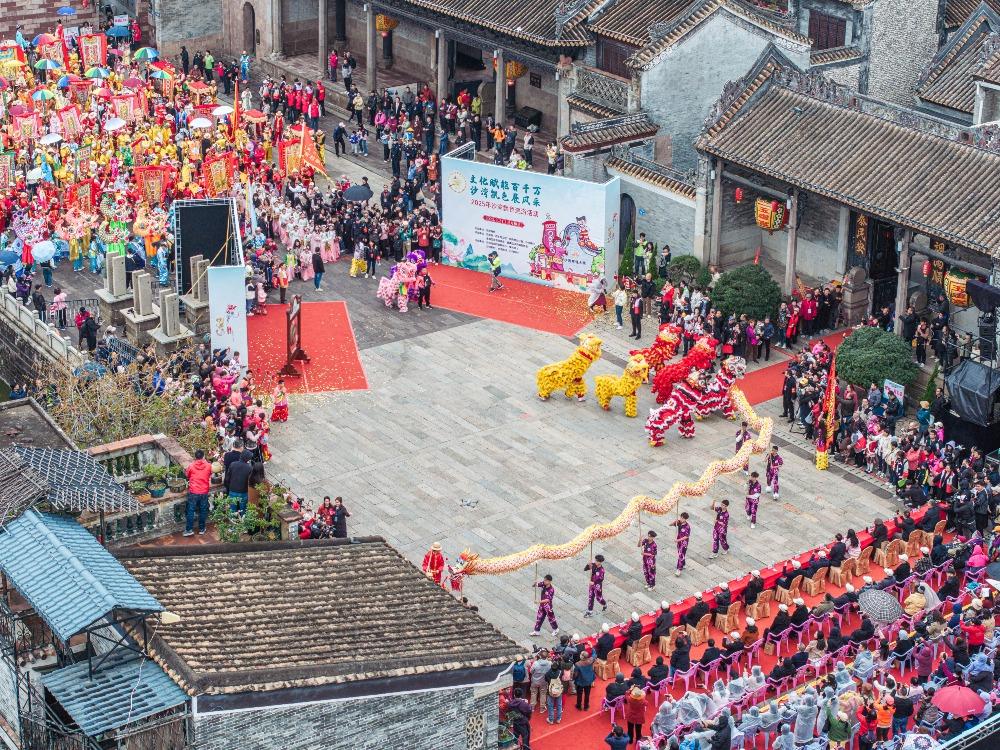 2025年3月,沙灣古鎮舉辦的飄色巡遊活動上,來自沙灣東、西、南、北四村及飄色協會的21板飄色作品,與鰲魚、龍獅等方陣組成巡遊隊伍,展現傳統民俗魅力。(圖片來源:視覺中國)